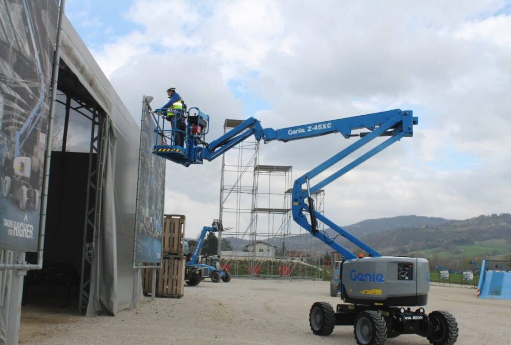 Z-45/XC working on scaffolding on construction site in narrow conditons